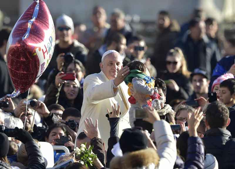 Il Papa scrittore debutta al Bambino Gesù. “Cari bimbi, prima del mondo Dio amava”