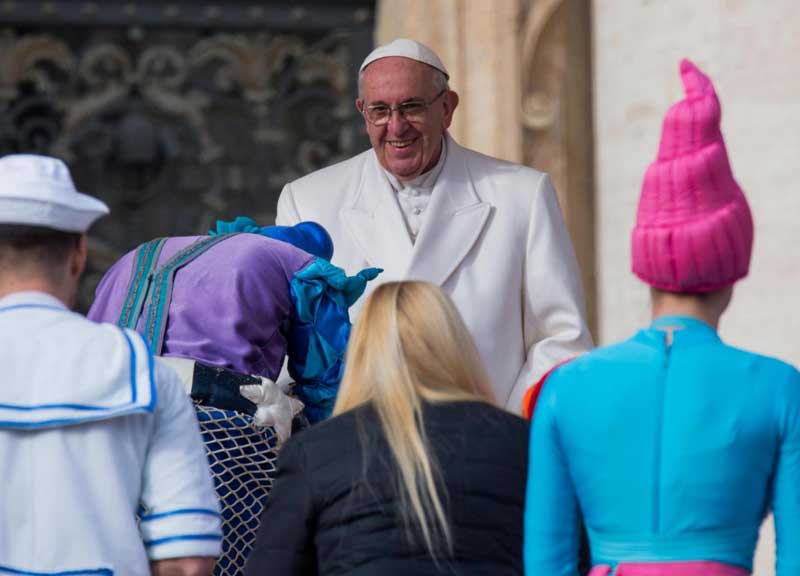 Il Papa scrittore debutta al Bambino Gesù. “Cari bimbi, prima del mondo Dio amava”