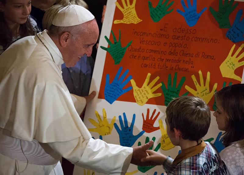 Il Papa scrittore debutta al Bambino Gesù. “Cari bimbi, prima del mondo Dio amava”