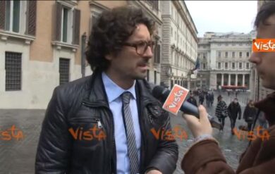 Mutui, sit-in M5s: “Il governo toglie le case agli italiani”. Video