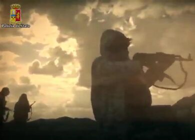 Il materiale di propaganda utilizzato dal somalo arrestato