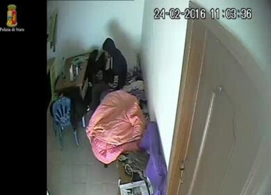 L’arrestato mentre visualizza i video di propaganda jihadista
