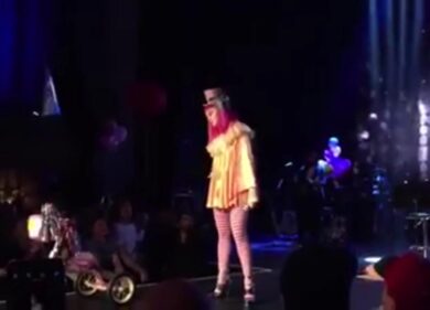 Madonna, clown ubriaco, canta con la foto del figlio Rocco