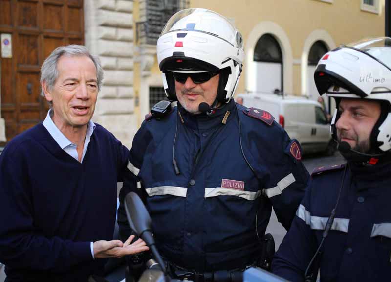 Bertolaso come Raggi e Marchini: lista civica, addio ai partiti Bertolaso come Raggi e Marchini: lista civica, addio ai partiti