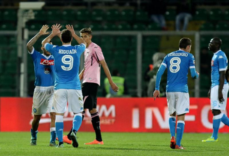 Higuain di rigore: Napoli regola il Palermo e resta in scia alla Juve Higuain di rigore: Napoli regola il Palermo e resta in scia alla Juve