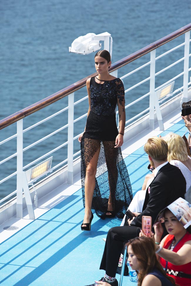 Spettacolare sfilata di moda in mezzo all’oceano: le foto
