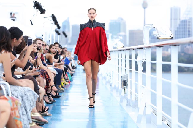 Spettacolare sfilata di moda in mezzo all’oceano: le foto