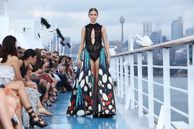 Spettacolare sfilata di moda in mezzo all’oceano: le foto