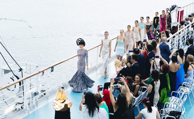 Spettacolare sfilata di moda in mezzo all’oceano: le foto