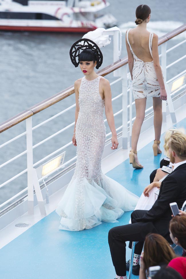 Spettacolare sfilata di moda in mezzo all’oceano: le foto