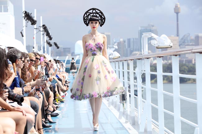 Spettacolare sfilata di moda in mezzo all’oceano: le foto