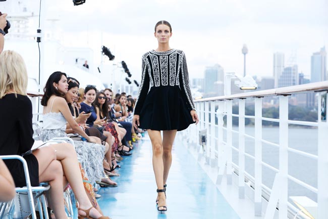 Spettacolare sfilata di moda in mezzo all’oceano: le foto