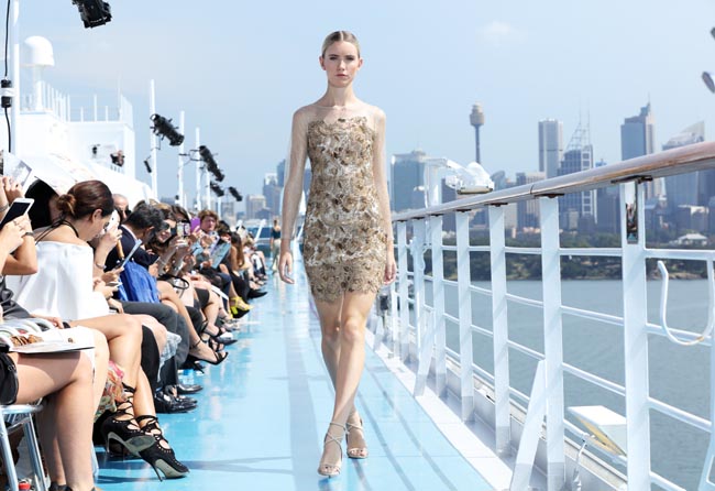 Spettacolare sfilata di moda in mezzo all’oceano: le foto