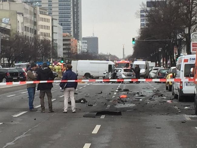 Berlino: esplode un’auto, muore il conducente. Foto e video Berlino: esplode un’auto, muore il conducente. Foto e video