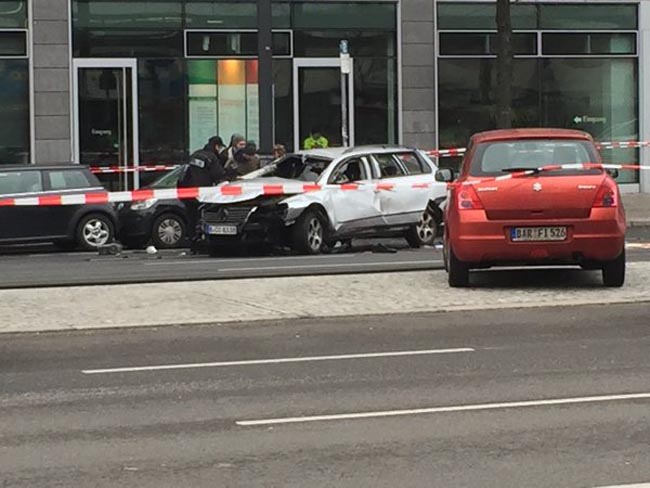Berlino: esplode un’auto, muore il conducente. Foto e video Berlino: esplode un’auto, muore il conducente. Foto e video