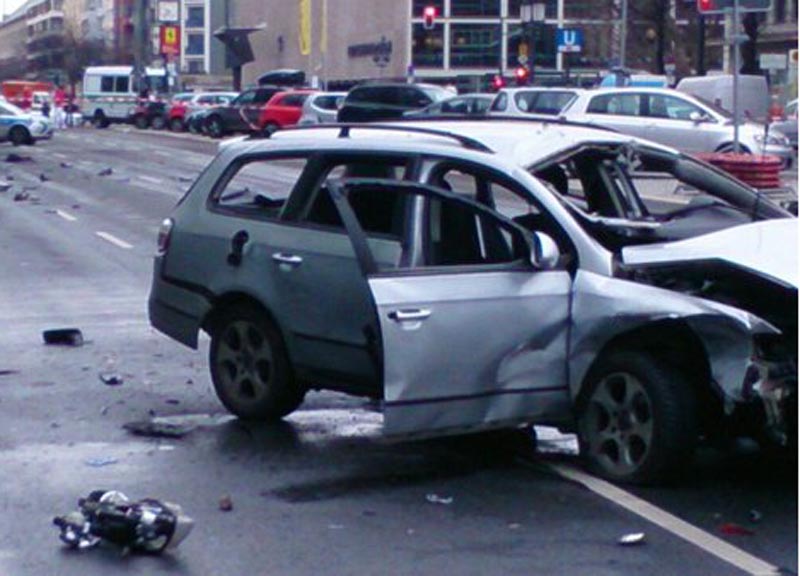 Berlino: esplode un’auto, muore il conducente. Foto e video Berlino: esplode un’auto, muore il conducente. Foto e video