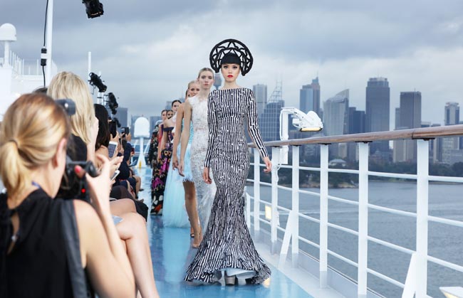 Spettacolare sfilata di moda in mezzo all’oceano: le foto