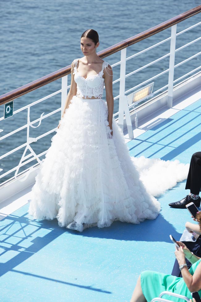 Spettacolare sfilata di moda in mezzo all’oceano: le foto