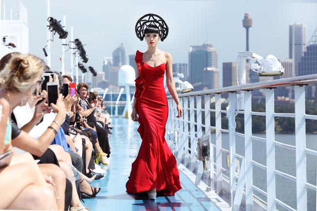 Spettacolare sfilata di moda in mezzo all’oceano: le foto