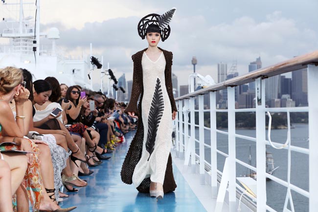 Spettacolare sfilata di moda in mezzo all’oceano: le foto