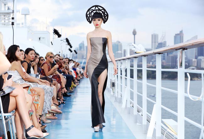 Spettacolare sfilata di moda in mezzo all’oceano: le foto