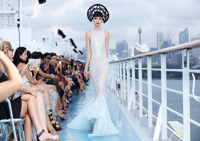 Spettacolare sfilata di moda in mezzo all’oceano: le foto
