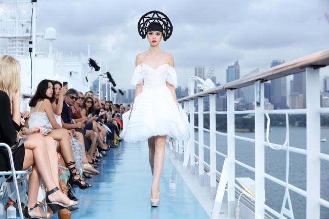 Spettacolare sfilata di moda in mezzo all’oceano: le foto