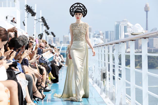 Spettacolare sfilata di moda in mezzo all’oceano: le foto
