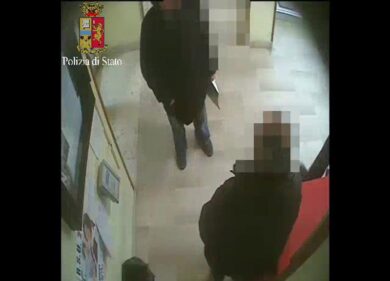 Avellino, truffa del cartellino all’Asl. Dipendente fa il dito medio. VIDEO