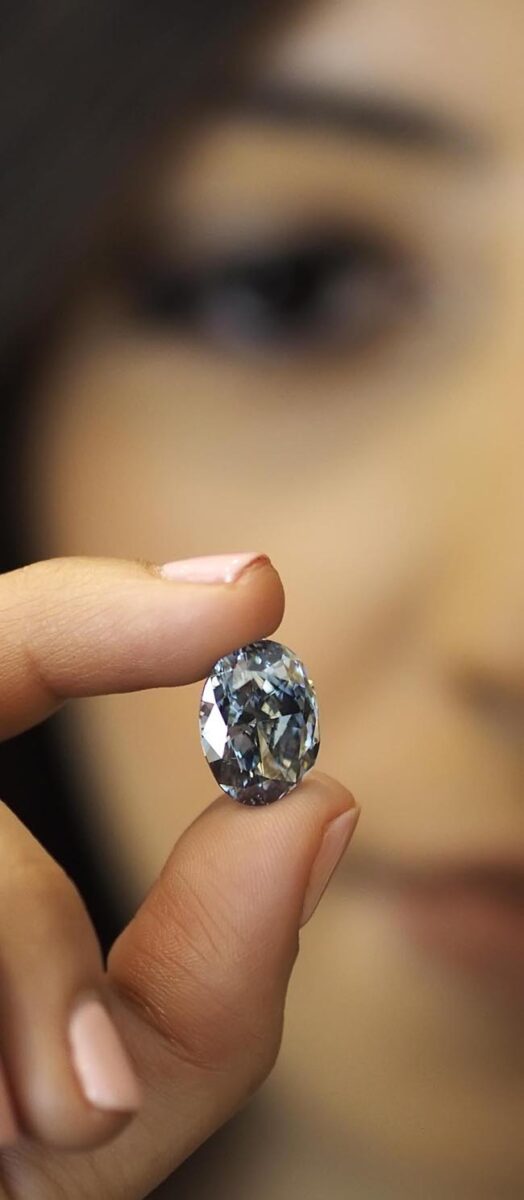All’asta il diamante perfetto: è blu e vale oltre 30 mln di dollari