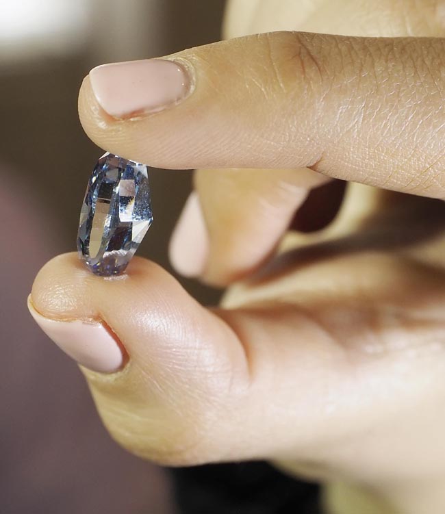 All’asta il diamante perfetto: è blu e vale oltre 30 mln di dollari