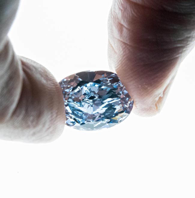 All’asta il diamante perfetto: è blu e vale oltre 30 mln di dollari