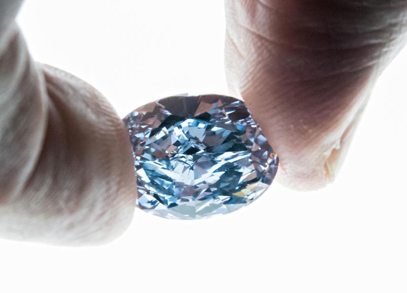 All’asta il diamante perfetto: è blu e vale oltre 30 mln di dollari