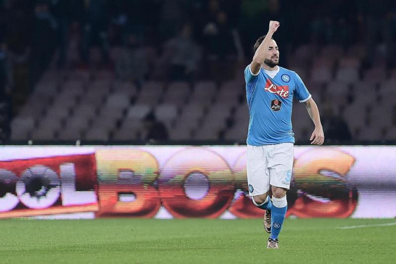 Napoli, botta alla caviglia per Higuain Napoli, botta alla caviglia per Higuain