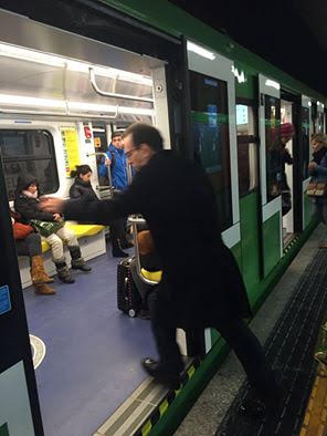 Parisi inciampa sulla metro 2. Botta-risposta: “Si muove in Audi”