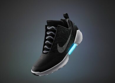 Nike, ecco le prime scarpe che si allacciano da sole