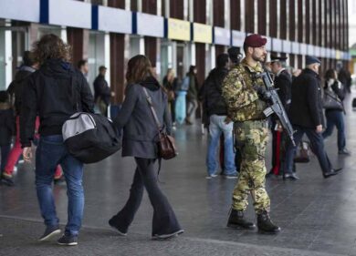 Gira col fucile e semina il panico in metro. Bloccato un ucraino, è fobia attentati