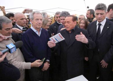 Gazebarie, atto secondo: la vendetta. Berlusconi a Bertolaso: “Andate tra la gente”