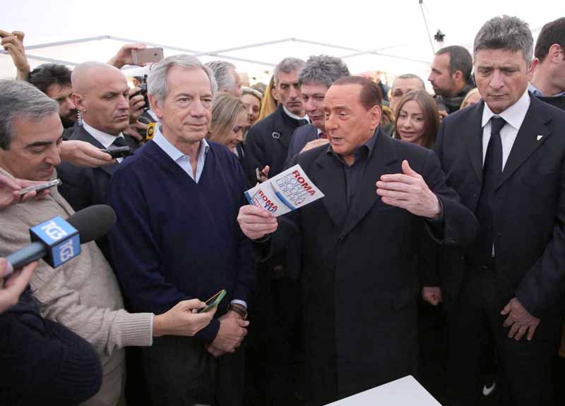 Gazebarie, atto secondo: la vendetta. Berlusconi a Bertolaso: “Andate tra la gente” Gazebarie, atto secondo: la vendetta. Berlusconi a Bertolaso: “Andate tra la gente”