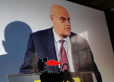 Eni, Descalzi taglia costi e investimenti. Ma la cedola rimane a 80 cent