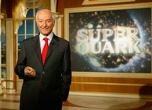 Piero Angela spegne la Fontata di Trevi. Ultra show per l’Earth Hour Piero Angela spegne la Fontata di Trevi. Ultra show per l’Earth Hour