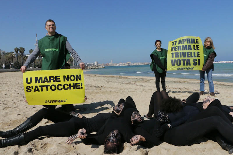 Trivelle, Greenpeace: “Fermiamole o il petrolio ci ucciderà”. FOTO CHOC Trivelle, Greenpeace: “Fermiamole o il petrolio ci ucciderà”. FOTO CHOC