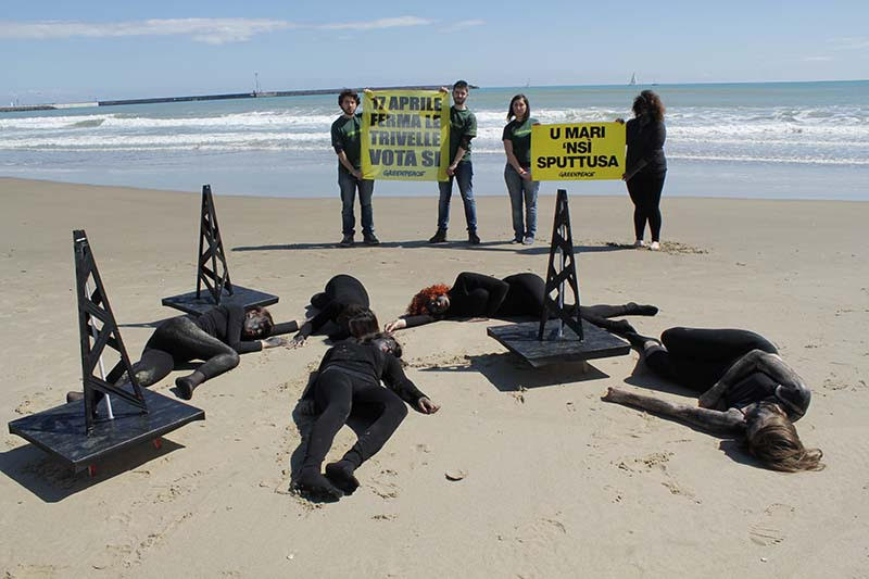 Trivelle, Greenpeace: “Fermiamole o il petrolio ci ucciderà”. FOTO CHOC Trivelle, Greenpeace: “Fermiamole o il petrolio ci ucciderà”. FOTO CHOC