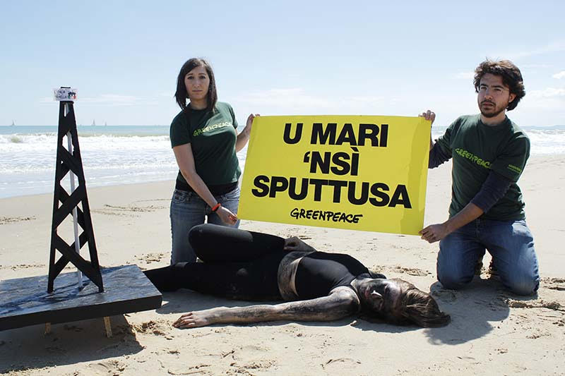 Trivelle, Greenpeace: “Fermiamole o il petrolio ci ucciderà”. FOTO CHOC Trivelle, Greenpeace: “Fermiamole o il petrolio ci ucciderà”. FOTO CHOC