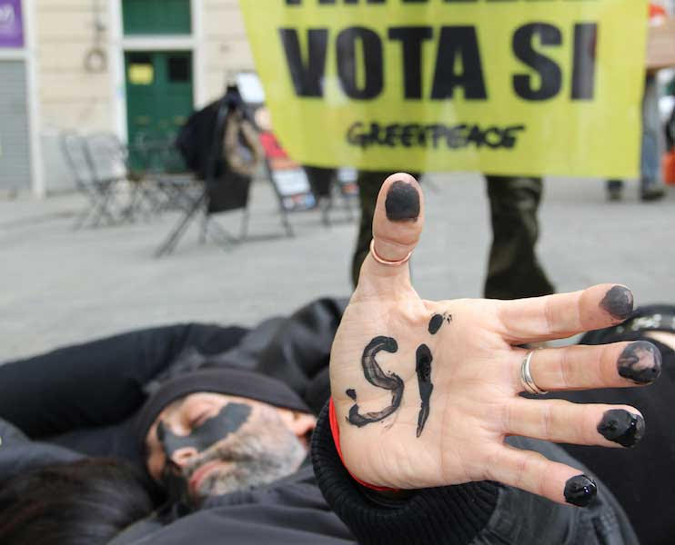 Trivelle, Greenpeace: “Fermiamole o il petrolio ci ucciderà”. FOTO CHOC Trivelle, Greenpeace: “Fermiamole o il petrolio ci ucciderà”. FOTO CHOC