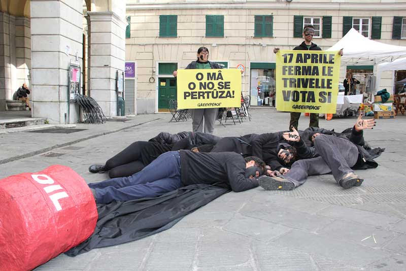 Trivelle, Greenpeace: “Fermiamole o il petrolio ci ucciderà”. FOTO CHOC Trivelle, Greenpeace: “Fermiamole o il petrolio ci ucciderà”. FOTO CHOC