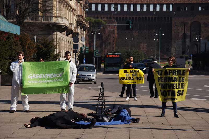 Trivelle, Greenpeace: “Fermiamole o il petrolio ci ucciderà”. FOTO CHOC Trivelle, Greenpeace: “Fermiamole o il petrolio ci ucciderà”. FOTO CHOC