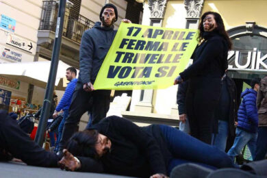Trivelle, Greenpeace: “Fermiamole o il petrolio ci ucciderà”. FOTO CHOC