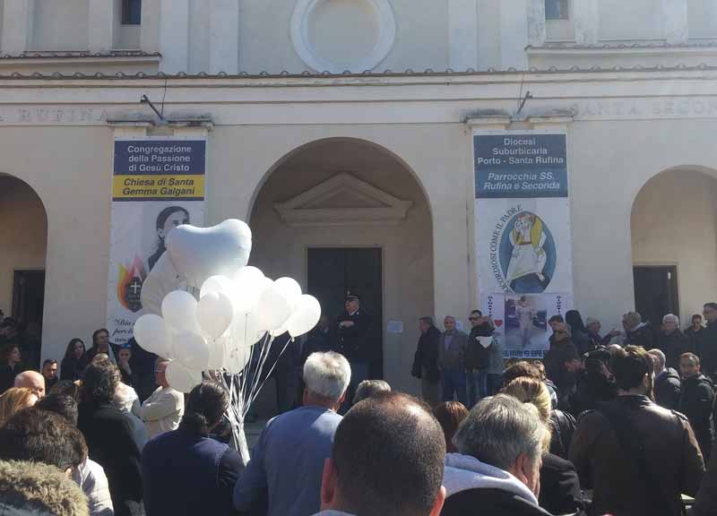 Ucciso da Foffo e Prato Il grido: “Giustizia per Luca Varani” Ucciso da Foffo e Prato Il grido: “Giustizia per Luca Varani”