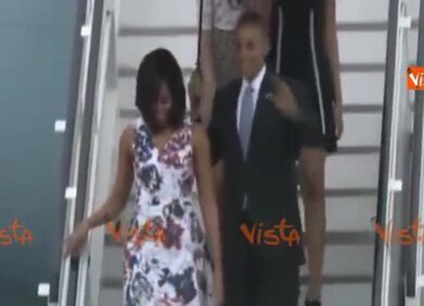 Obama arriva a Cuba, scende la scaletta tenendo l’ombrello a Michelle